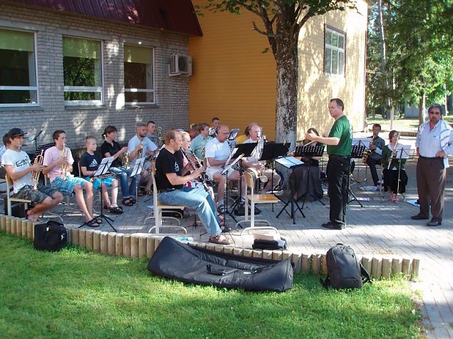 Võsu Viis '09 Festivaliorkestri proov Võsu kooli õuel 